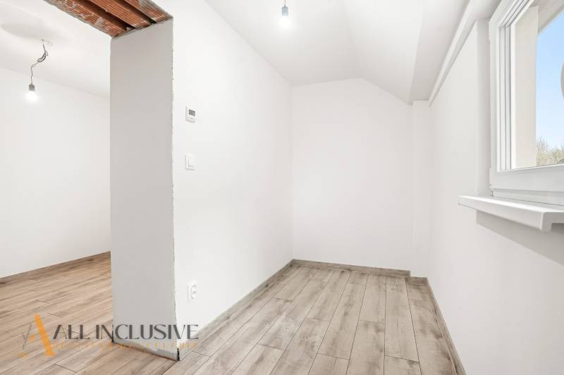 Fehér szoba fa dekor padlóval egy családi házban.