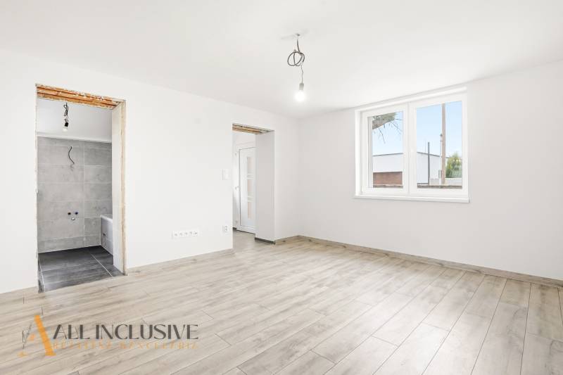 Családi ház belső tere fa dekoros padlóval és nagy ablakkal.