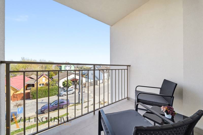 Erkély ülőhellyel és kilátással a dunaszerdahelyi 4 szobás lakás utcáira.