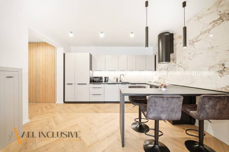 Konyha egy 4 szobás lakásban, fa dekorációjú padlóval és stílusos lámpákkal.