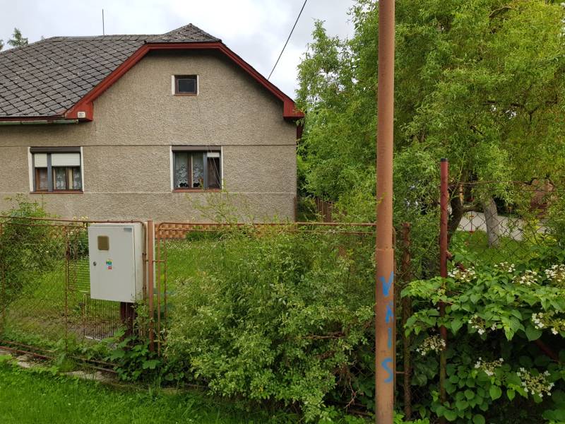 Családi ház Blatnicán a Blatnica utcában, zölddel és kerítéssel körülvéve.