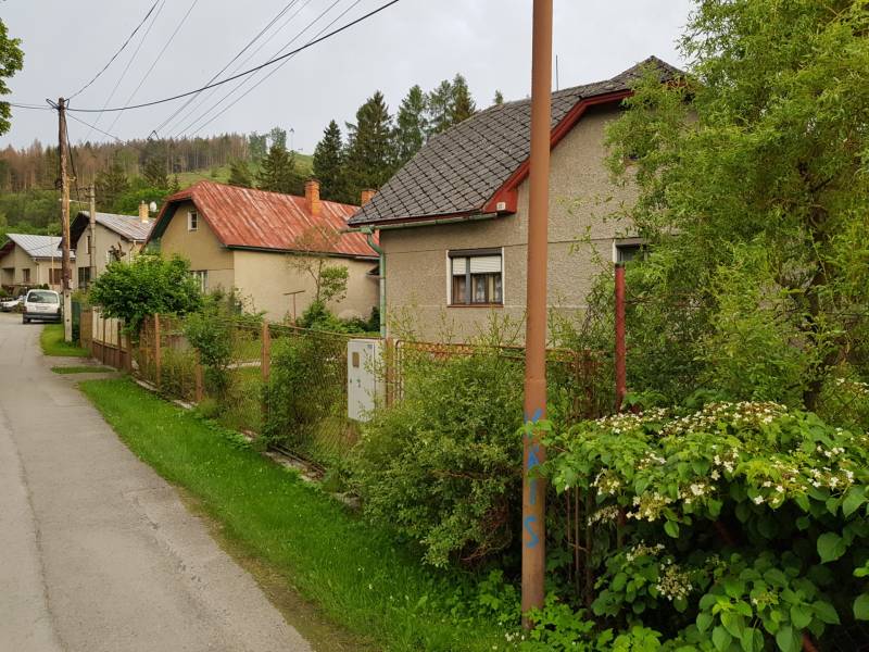 Családi ház a Blatnica utcában, Blatnicán, zölddel és kerítéssel körülvéve.