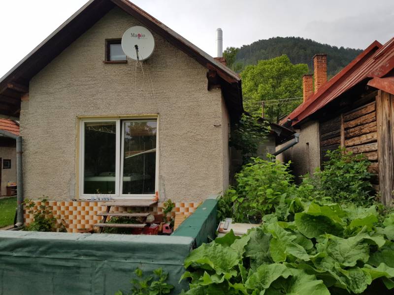 Családi ház Blatnicán, fából készült elemekkel és kerttel, zöld környezetben.