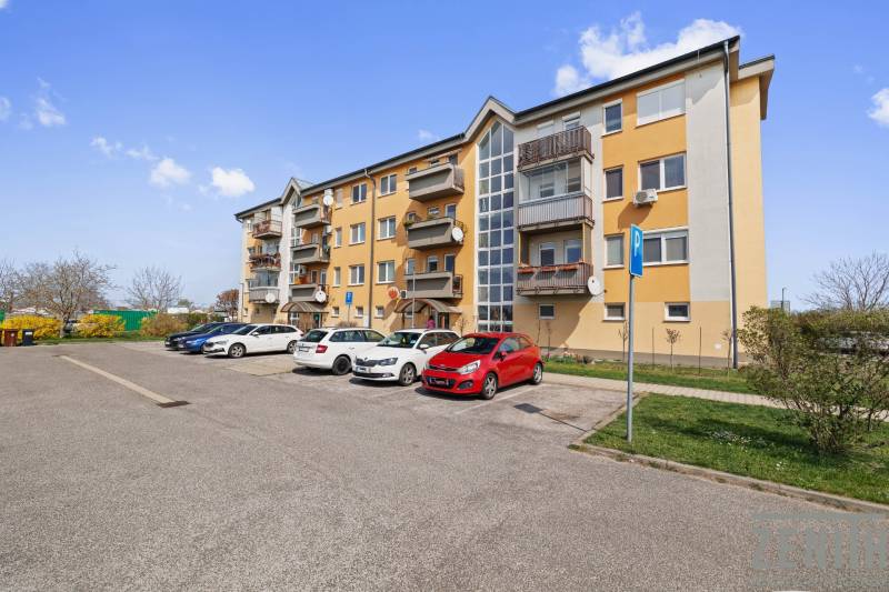 Lakóépület erkélyekkel és parkolóval az M. R. Štefánik utcában, Most pri Bratislave-ban.