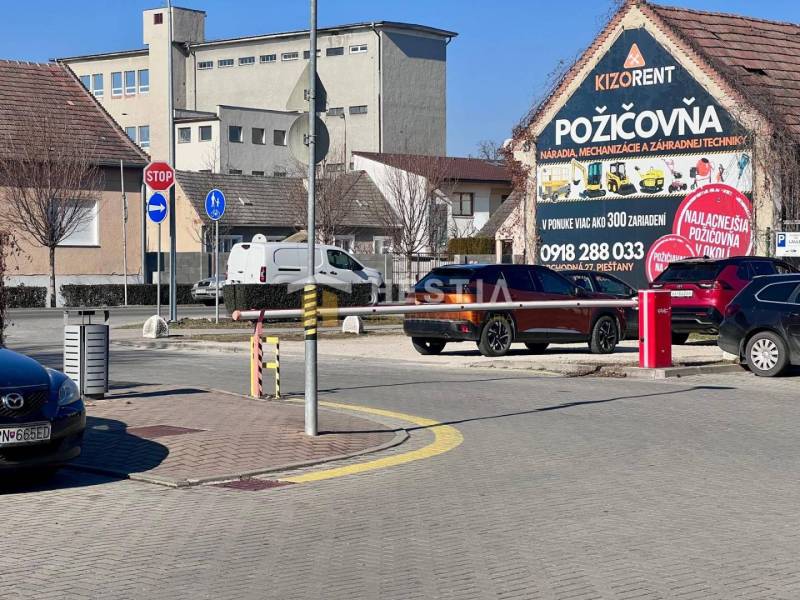 Az utcán a városban autók, kerékpárút és egy Szerszámkölcsönző épülete található, az egyszobás lakás nem említett.