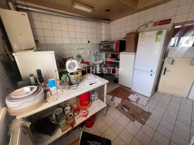 Konyha gasztronómiai helyiségekkel, fehér csempe, tárolók, konyhai eszközök, ventilátor, hűtőszekrények.