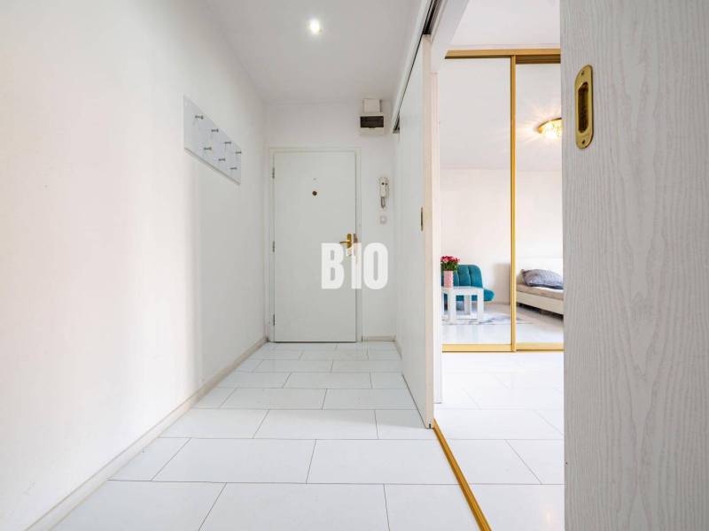 Világos folyosó csempével egy egyszobás lakásban. Belépés a nappaliba.