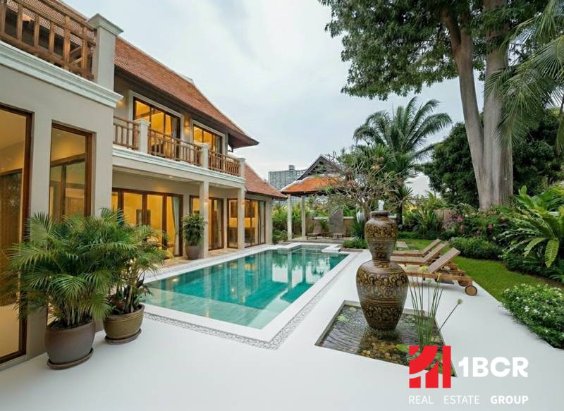 Villa Pattayában medencével, egzotikus kerttel és tágas terasszal a pihenéshez.