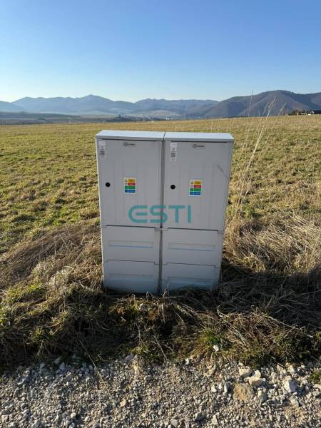 Elektromos elosztószekrények a Boriákon lévő lakóterületeken Stránskéban, zöld rétek, hegyek.