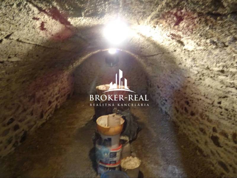 Kőpince világítással, építőanyagokkal felszerelve egy családi házban Goncruszkán.