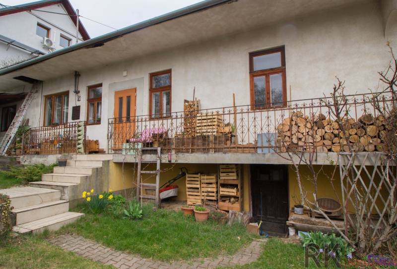 Családi ház Kostoľany nad Hornádom, fával a teraszon és kerttel.