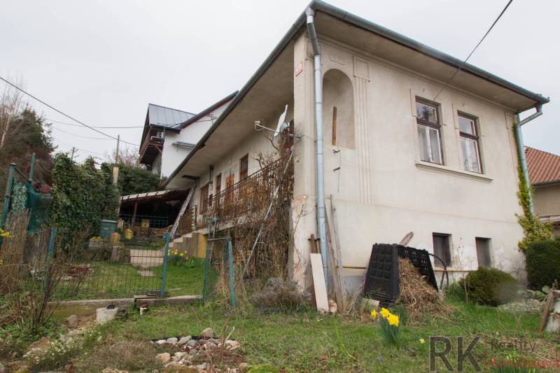 Családi ház Kostoľany nad Hornádom településen, előkerttel és fa elemekkel.