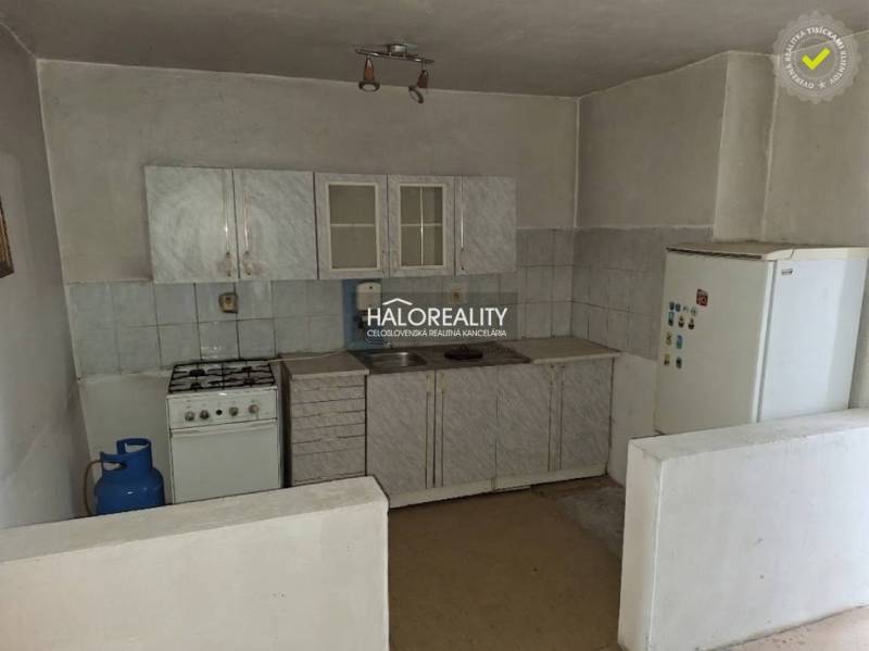 Konyhapult gáztűzhellyel és hűtőszekrénnyel a belső térben. Ingatlan - lakhatás.