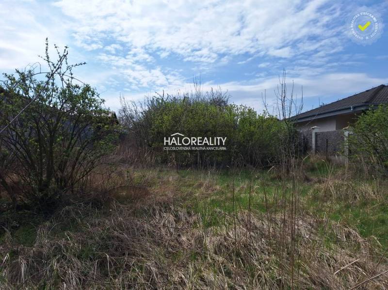 Telkek - lakóövezet Dvorníkon bokrokkal és füves területtel, ideális építkezésre.