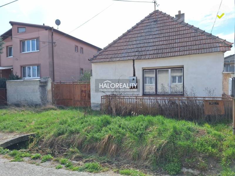 Ház lakóövezetben, Dvorníky községben, füves kerttel és kerítéssel.