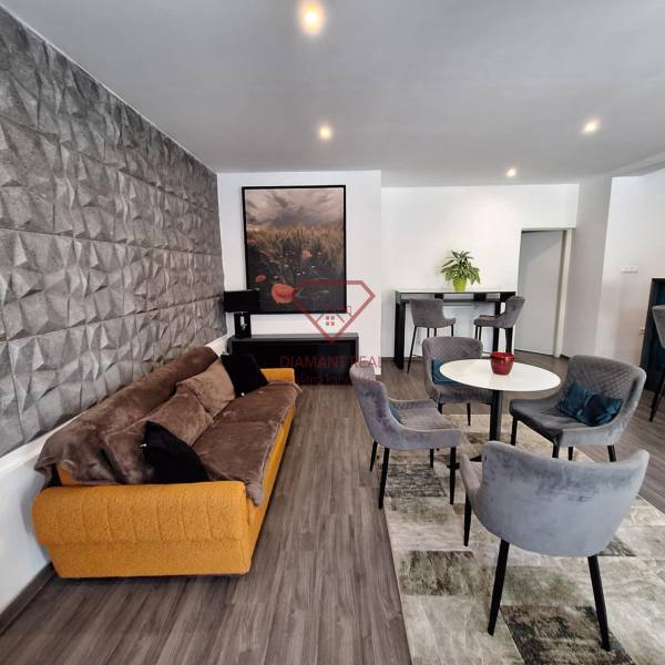 Nappali egy családi házban kényelmes kanapéval és étkezőszékekkel.