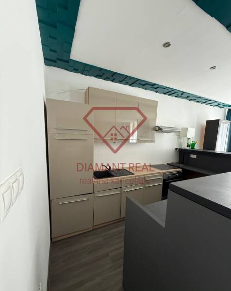 Konyha beépített szekrényekkel és főzőlappal a családi házban.