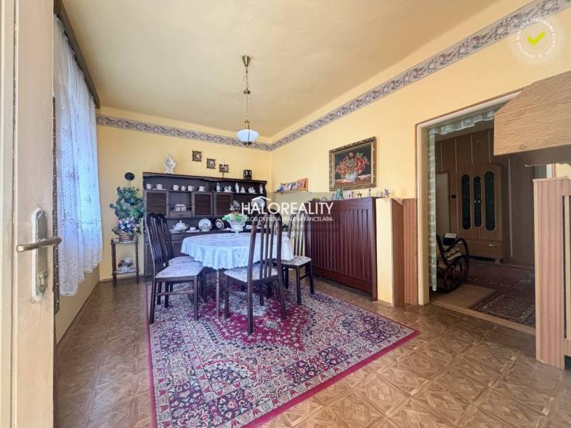 Családi ház finoman hangolt étkezője fa dekorációjú padlóval.