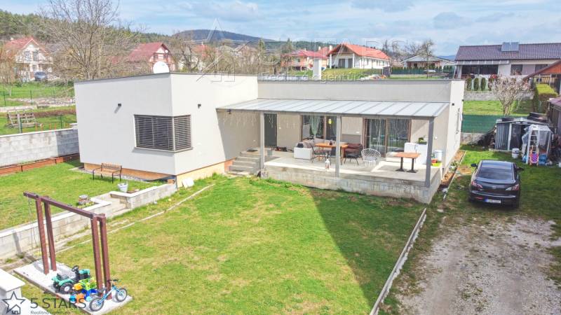 Családi ház terasszal és kerttel a Bošianska utcában, Neporadában.