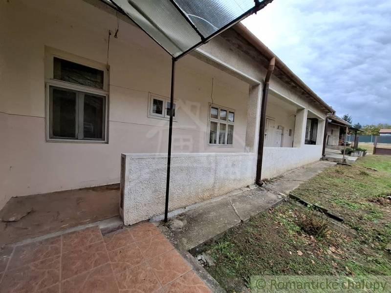 Családi ház Muzslán kis udvarral és fedett terasszal.