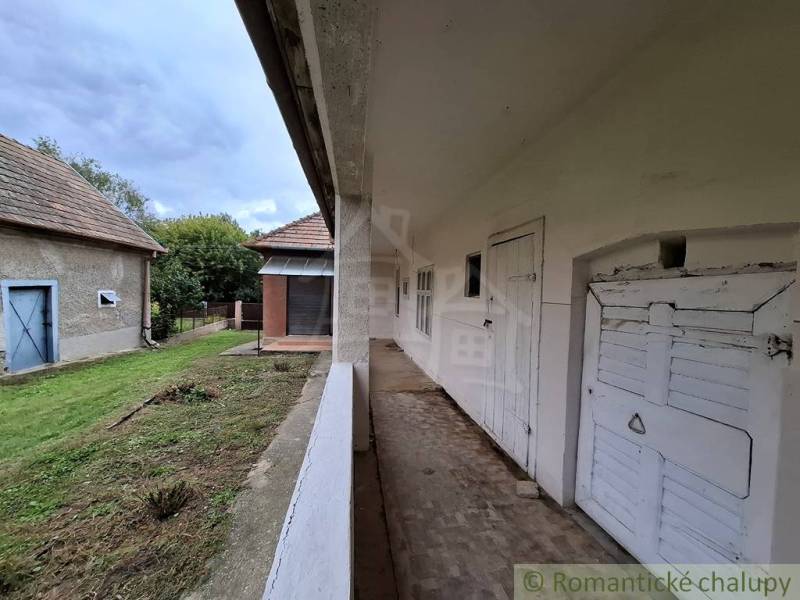 Családi ház Muzslán verandával és kerttel, vidéki stílus és egyszerű építészet.