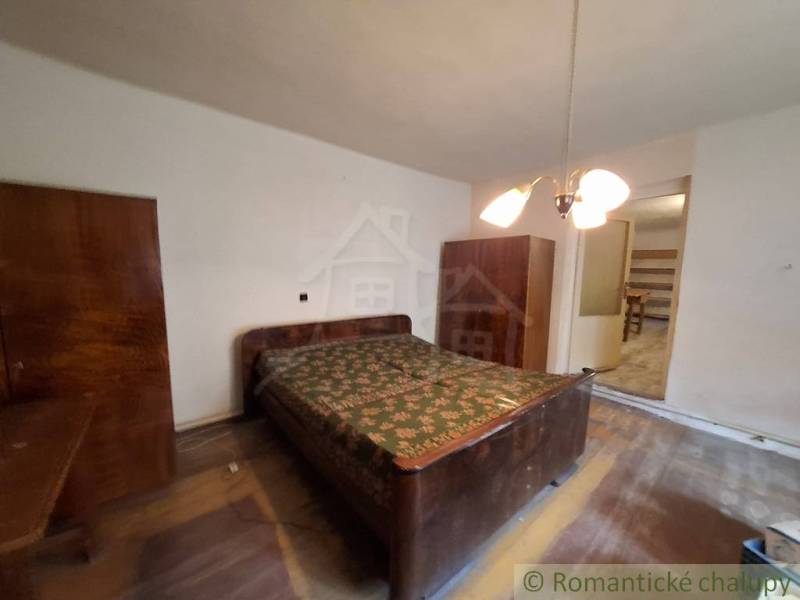 Hálószoba családi házban fa szekrényekkel és fa dekorációjú padlóval.