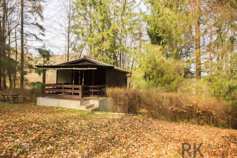 Erdővel körülvett házikó Holčíkovce üdülőterületén ősszel.