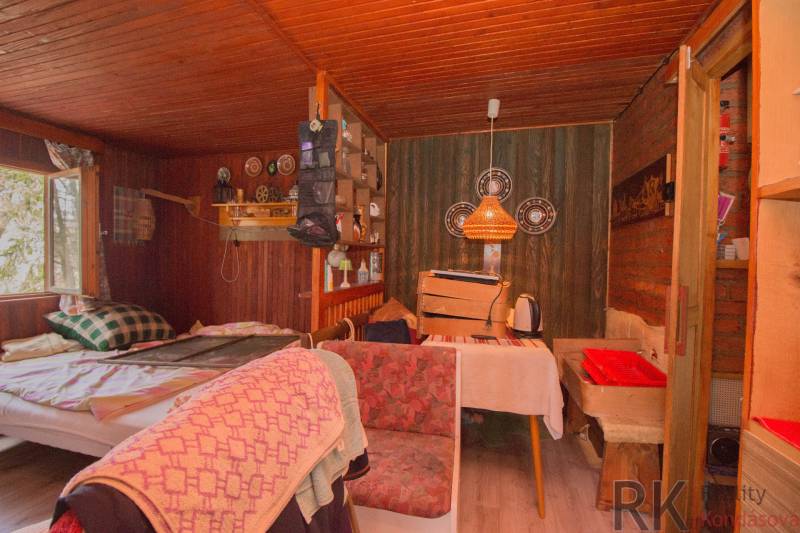 Rusztikus szoba a Rekreációs területeken fa dekorációval és kényelmes ülőhellyel.