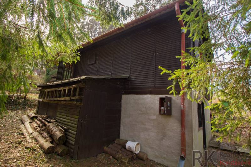 Faház zölddel körülvéve a Holčíkovce-i üdülőterületen.