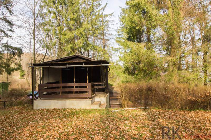 Faház fákkal körülvéve a Holčíkovce-i üdülőterületen.