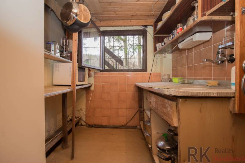 Kis konyha polcokkal és régi bútorokkal a rekreációs telkeken.