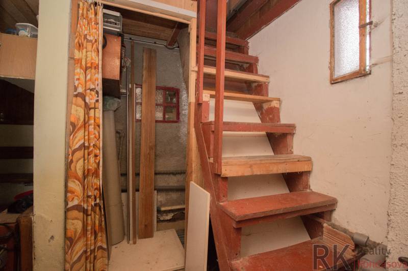 Fa lépcső vezet az emeletre, a Rekreációs területek belső tere.