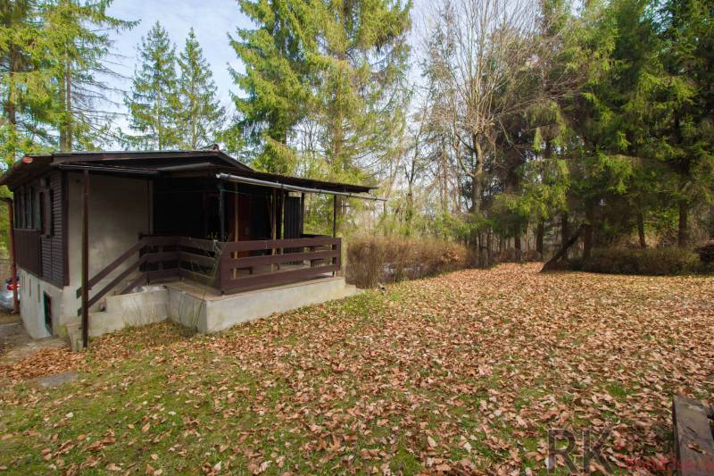 Erdővel körülvett nyaraló Holčíkovce üdülőterületén, fenyőfák ölelésében.