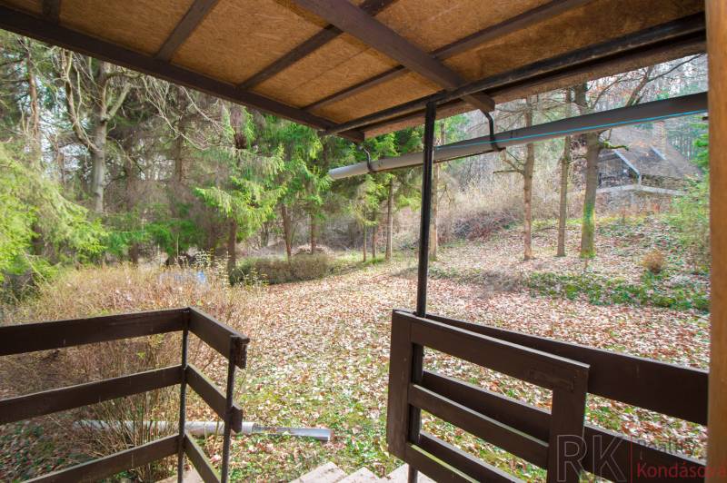 Kilátás a teraszról a Holčíkovce-i üdülőterületeken őszi levelekkel és fákkal.