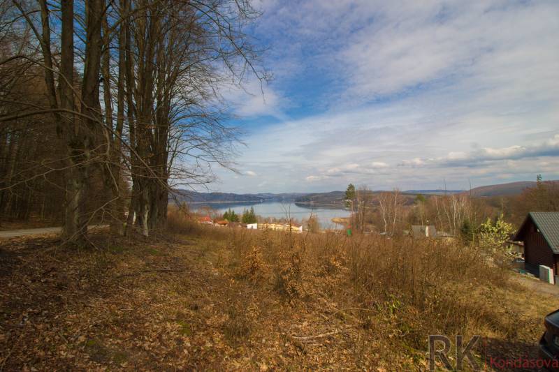 Rekreációs telkek Holčíkovce-ban, kilátással a vízfelületre és a zöldövezetre.