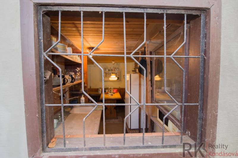 Részletesen kidolgozott belső konyha fa dekorációval és hangulatos légkörrel a rekreációs telkeken.