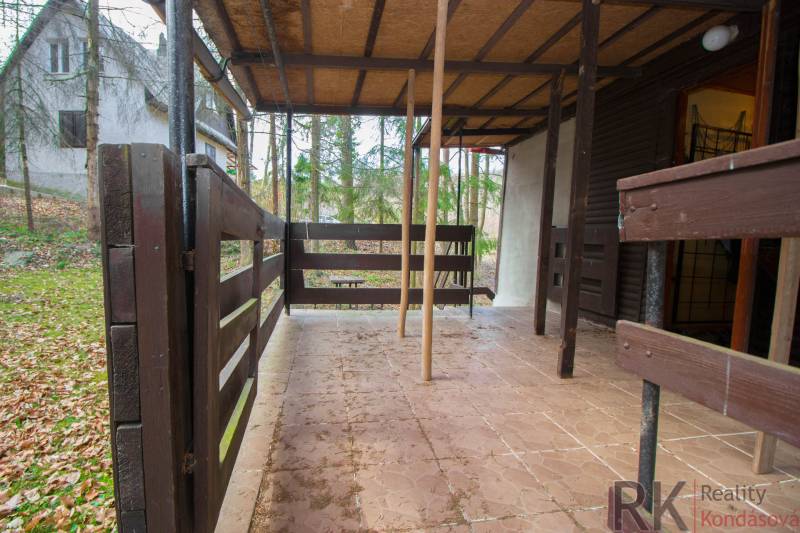 Fából készült terasz fákkal körülvéve a Holčíkovce-i üdülőterületeken.