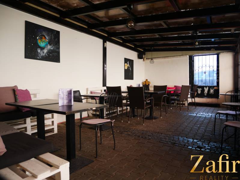 Kényelmes ülőhelyek hangulatos vendéglátóhelyeken, művészettel a falakon.