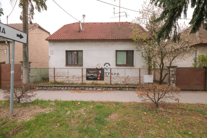 Családi ház a Zelenečska utcában, Nagyszombatban, piros cseréptetővel.