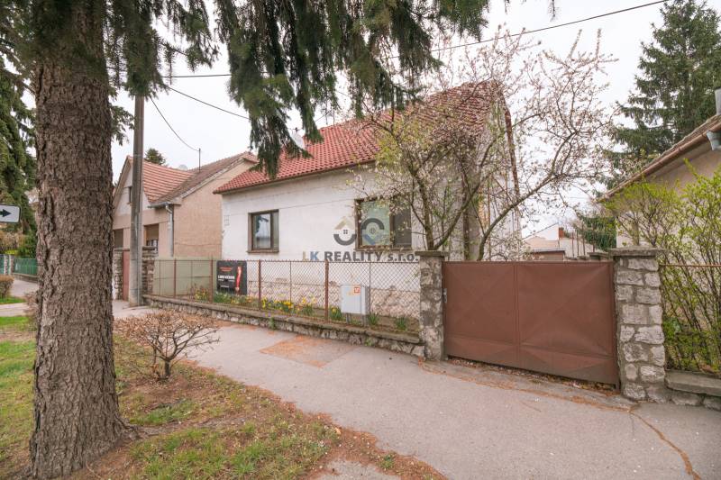 Családi ház a Zelenečská utcában, Nagyszombatban, előkerttel és kapuval.