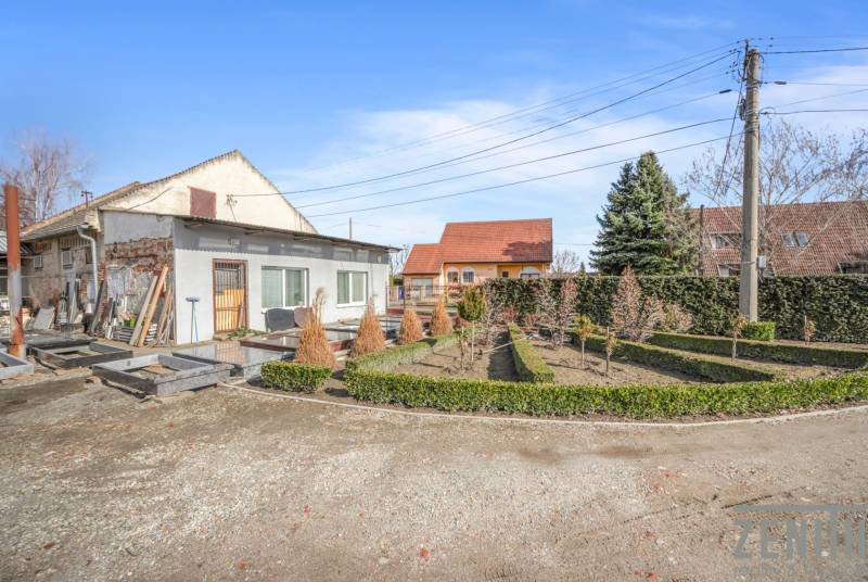 Üzlethelyiség Okočban, kerttel, fákkal és bokrokkal körülvéve.