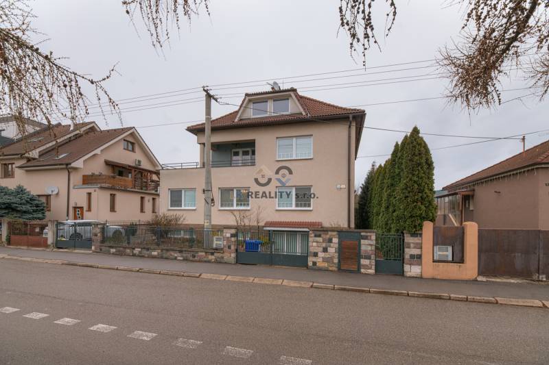 Szabadság utcája, 2 szobás lakásos ház, Trencsén, kerítésekkel és fákkal.