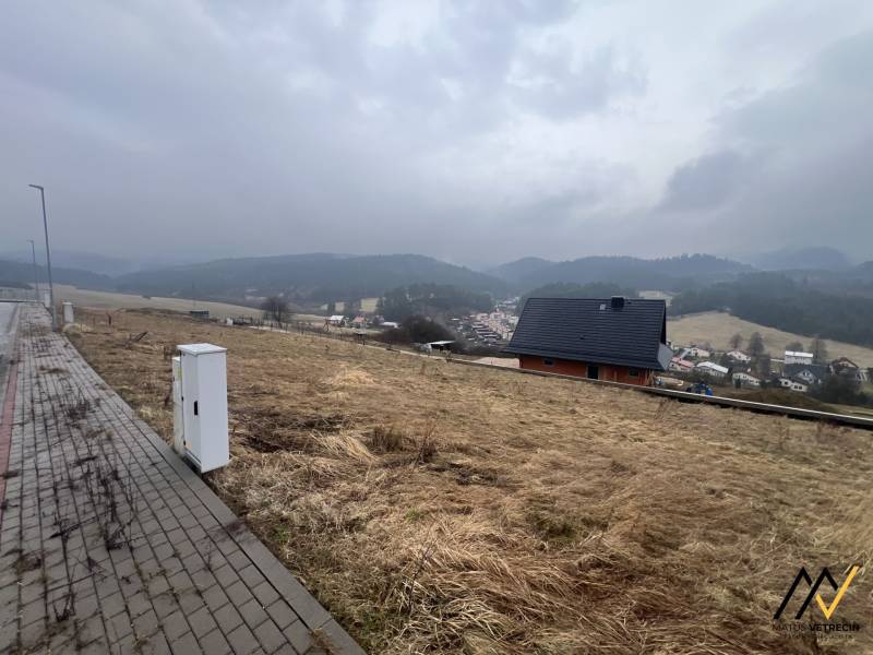 Telkek - lakóövezet Ólublón, kilátással a hegyekre és a házak tetejére.