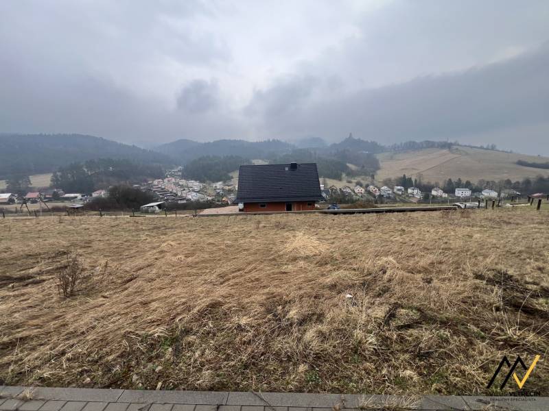 Építési telkek Ólublón, kilátással a vidéki környezetre és a falura.