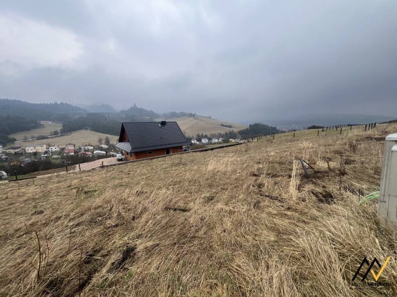 Külső nézet a lakhatásra alkalmas telkekről Ólublón.