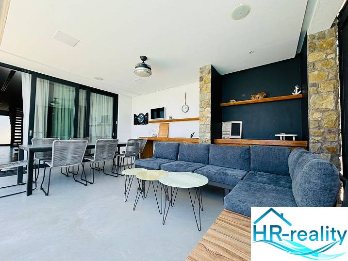 Tágas belső tér kőelemekkel és kényelmes ülőhelyekkel.