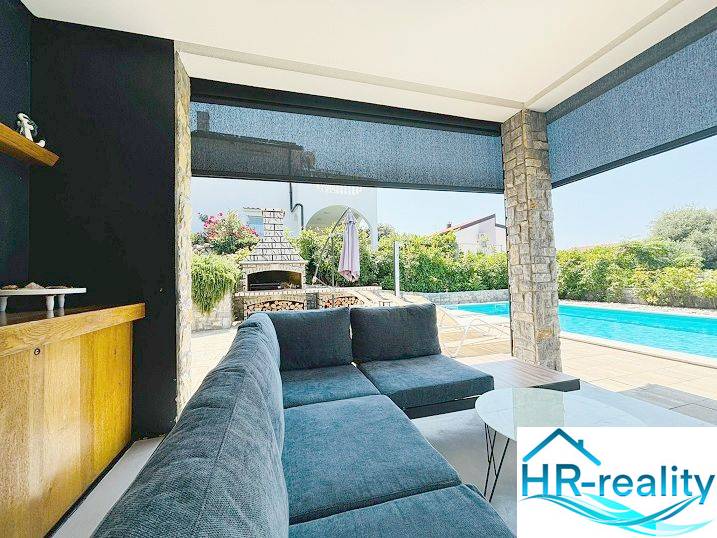 Jakisnicai villa külső része medencével, ülőhellyel és kerti kandallóval.