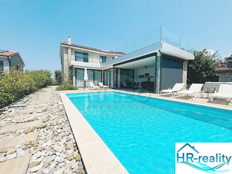 Villa Jakisnicában medencével és kő terasszal, zölddel körülvéve.