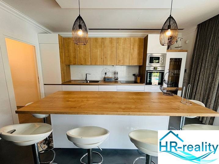 Konyha a villában fa dekorációval és elegáns világítással.