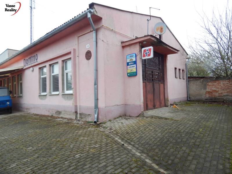 Rózsaszín épület Búcsán a 